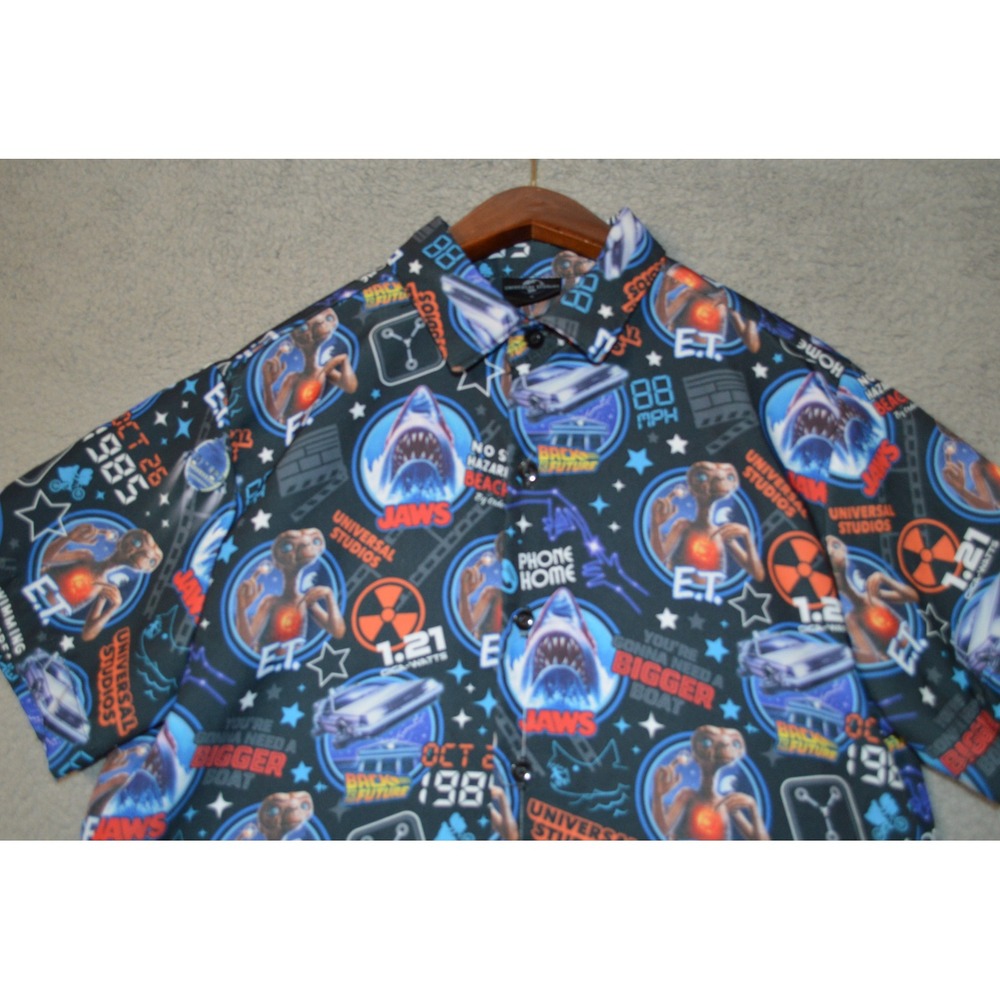 Universal Studios Mens Button Up Shirt Size Small Amblin Retro Collage‎ JAWS ET